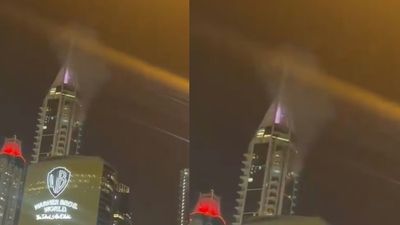 ईरानी ड्रोन ने दुबई में फिर किया हमला, मरीना टॉवर का एक हिस्सा टूटा, आग और धुंए की लपटे आई नजर