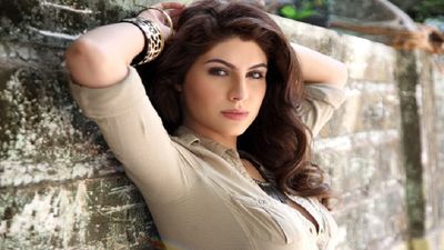 बॉलीवुड की फेमस एक्ट्रेस के साथ ईरान में हुई 'गंदी' हरकत, पुलिस ने सरेआम किया कांड और लीं 'ऐसी' फोटोज