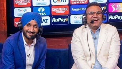 IPL के बीच हरभजन, सहवाग, आकाश चोपड़ा को कमेंट्री से हटाया गया? वायरल दावे के बाद सच आया सामने