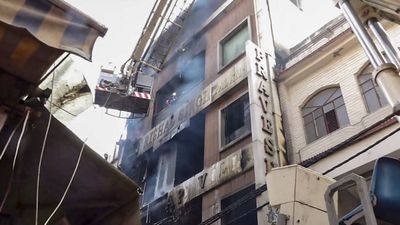 दिल्ली के पालम में इमारत में लगी भीषण आग, 6 लोगों की जलकर मौत, मौके पर फायर ब्रिगेड की 30 गाड़ियां