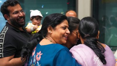 मिसाइल हमलों में फंसे 310 यात्री अबू धाबी से दिल्ली सुरक्षित पहुंचे, परिवार को देख छलके खुशी के आंसू