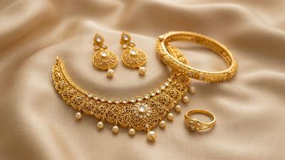 Today Gold Rate Jaipur: पिंक सिटी में सस्ता हुआ सोना, लगातार गिर रहे भाव, खरीददारी से पहले चेक करें रेट