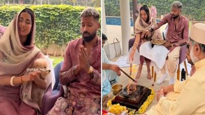 VIDEO: बिना शादी गर्लफ्रेंड के साथ हार्दिक पंड्या ने किया हनुमान चालीसा पाठ, परंपराओं का बनाया गंदा मजाक!  