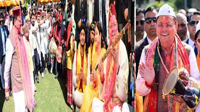 HOLI 2026 लोक गीतों की धुनों के बीच निखरे होली के रंग, सीएम धामी खुद लोक कलाकारों के साथ थिरकने को हुए मजबूर