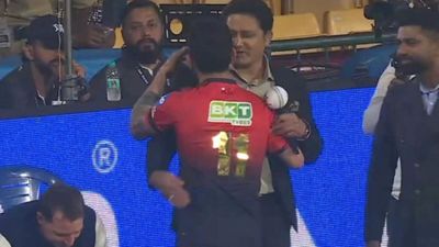 VIDEO: 10 साल की दुश्मनी! बीच मैदान पर एक झप्पी और सब खत्म! विराट-कुंबले का वीडियो देख दुनिया दंग