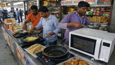 LPG Crisis: एलपीजी संकट का असर रेलवे कैटरिंग पर, IRCTC ने स्टॉल संचालकों के लिए जारी की नई एडवाइजरी