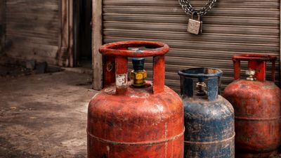LPG संकट गहराया, पुणे के आइकॉनिक ‘बादशाही होटल’ पर लगा ताला, एक के बाद एक बंद हो रहे स्वाद के ठिकाने 