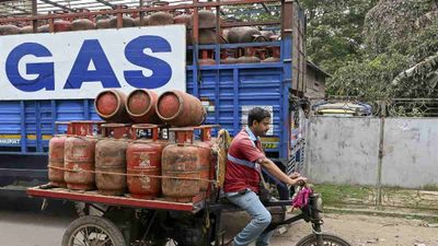 Delhi LPG Helpline Number: सिलेंडर के लिए ज्यादा पैसे मांगे तो क्या करें? नोट कर लें ये हेल्पलाइन नंबर