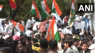 LPG Shortage: गैस संकट के बीच दिल्ली में कांग्रेस का हल्लाबोल,'संसद घेराव' करने पहुंचे यूथ कांग्रेस कार्यकर्ता