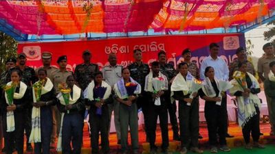 Odisha: कंधमाल में नक्सलवाद को तगड़ा झटका, 10 बड़े माओवादियों ने किया आत्मसमर्पण