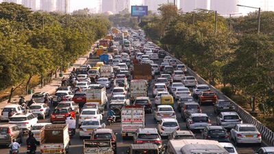 Noida Traffic Alert: एक्सप्रेसवे समेत कई रास्तों पर बदला ट्रैफिक रूट, चेक कर लें अपडेट