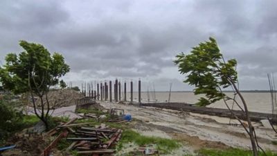 ओडिशा के मयूरभंज में भयानक तूफान ने मचाई तबाही, 70 घर हुए तबाह, हवा में उछली कारें