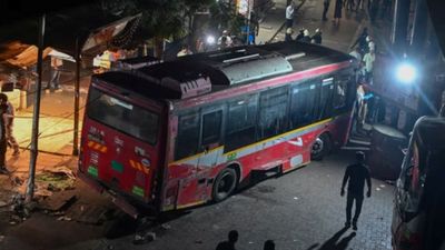 मौत को छूकर लौटे कांग्रेस विधायक! टायर फटने से धू-धू कर जली बस, 37 यात्रियों की जान पर बन आई!