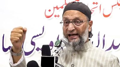 'इफ्तार पर एक्शन, शराब पर चुप्पी?', वाराणसी मामले में ओवैसी ने सरकार को घेरा, बोले-मुस्लिम होने की मिली सजा?