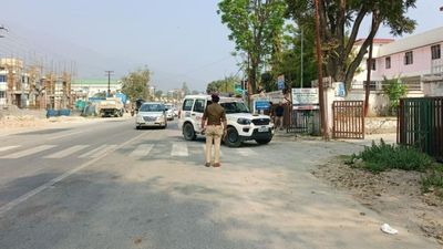 Uttarakhand Governor: बाल-बाल बचे राज्यपाल गुरमीत सिंह, तकनीकी दिक्कत के बाद हेलीकॉप्टर की इमरजेंसी लैंडिंग