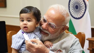 PM Modi की गोद में कौन है ये प्‍याारा बच्‍चा? जिसे प्रधानमंत्री ने बताया अपना 'नन्‍हा दोस्‍त', फोटो वायरल