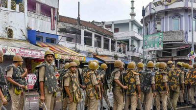 UP में होली खेलने से पहले पढ़ लें DGP का कड़ा संदेश, वरना फीकी पड़ सकती है त्योहार की रंगत!