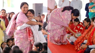 दुर्गा अष्टमी पर बेटियों का सम्मान: CM रेखा गुप्ता ने 1100 छात्राओं को दी साइकिल, बोलीं- ‘यही हैं भविष्य’