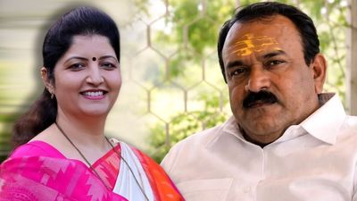 दुष्‍कर्म के आरोपी बाबा के चरण धोती दिखीं महिला आयोग अध्‍यक्ष, CM फडणवीस ने तुरंत मांगा इस्‍तीफा, छिनी कुर्सी