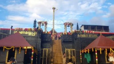 केरल चुनाव से पहले घुली 'धार्मिक मीठास', सबरीमाला मंदिर में महिलाओं की एंट्री पर सरकार के बदले तेवर 