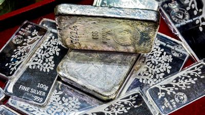 Silver Rate Today: चांदी में हाहाकार! 13,606 रुपये की भारी गिरावट, 100 ग्राम से 1 किलो की कीमत जान लीजिए