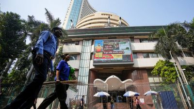 Stock Market Crash: शेयर बाजार में हाहाकार! बाजार खुलते ही सेंसेक्स 2253 अंक टूटा, निफ्टी में भी लगी सेंध