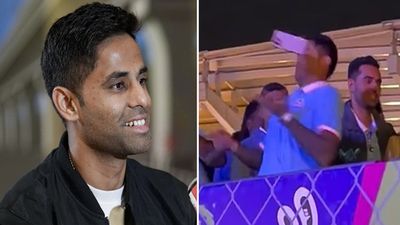 VIDEO: IPL 2026 से पहले SKY के साथ ये क्या हुआ, चेहरे पर फैन ने दे मारा मोबाइल? बाल-बाल बचे सूर्या 