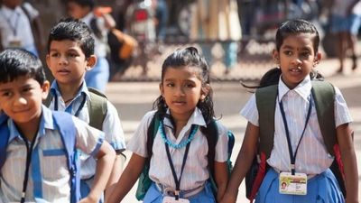 तमिलनाडु चुनाव में स्कूलों में होगी वोटिंग, बच्‍चों पर गिरी गाज, बदला गया क्लास 1-9 की परीक्षा का शेड्यूल