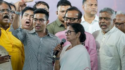 West Bengal Election 2026: बंगाल के 50% विधायक पर क्रिमिनल केस, 152 MLA करोड़पति, किस पार्टी का क्या रिकॉर्ड?