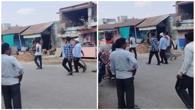 दतिया के उनाव में शर्मनाक घटना: सरपंच के पति को पीटा, मुंह काला कर जूतों की माला पहनाकर घुमाया; युवती बोली- मर