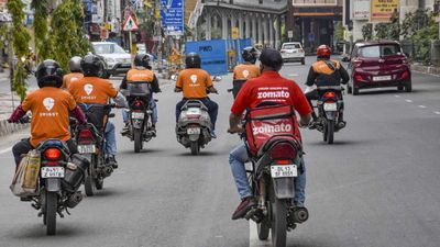 Zomato ने दिया तगड़ा झटका! बढ़ा दी प्लेटफॉर्म फीस, नई कीमतों का आपकी जेब पर कितना होगा असर?