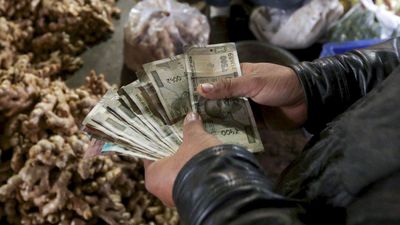 8th Pay Commission: सरकारी कर्मचारियों की चमकेगी किस्मत! 35% तक बढ़ सकती है सैलरी, फिटमेंट फैक्टर पर बड़ा अपडेट