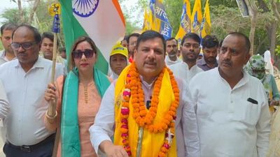 AAP सांसद संजय सिंह की पदयात्रा मथुरा पहुंची, रोजगार, सामाजिक न्याय पर सरकार को घेरा 