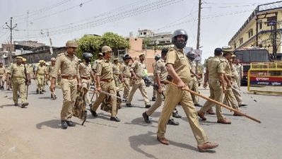 UP Aligarh Clash Update: पुलिस-ग्रामीण झड़प-3 जवान घायल, इंस्पेक्टर का रिवॉल्वर छीना, 18 गिरफ्तार, तनाव बरकरार