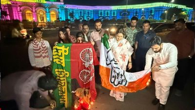 अपर्णा यादव ने अखिलेश यादव की तस्वीर वाला जलाया SP का झंडा, मुलायम सिंह की छोटी बहू पर आगबबूला हुई सपा 