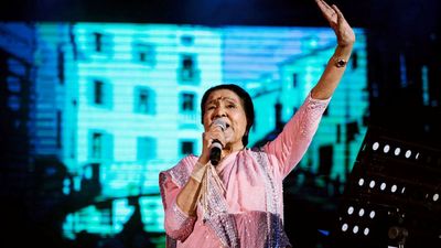 Asha Bhosle World Record: खुद की पहचान बचाने के लिए बदला अंदाज! फिर रच दिया संगीत का सबसे बड़ा इतिहास!