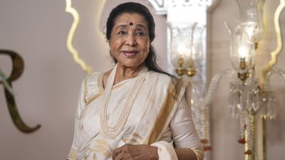 Asha Bhosle Funeral LIVE: राजकीय सम्मान के साथ होगा आशा ताई का अंतिम संस्कार, पढ़ें पल-पल के अपडेट्स