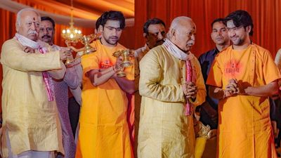 'बच्चे चार पैदा करो लेकिन एक...', मोहन भागवत की मौजूदगी में बागेश्वर धीरेंद्र शास्‍त्री ने दिया बड़ा बयान