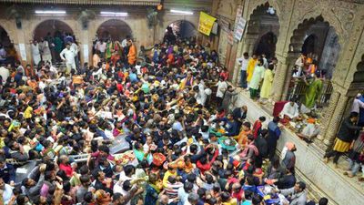 Banke Bihari Temple: बांके बिहारी मंदिर में अब नहीं चलेगी VIP की मनमानी! दर्शन के नियमों में हुआ बदलाव