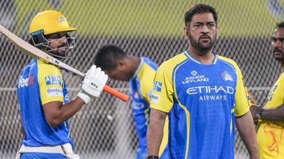 RCB vs CSK Playing XI: आज के हाई-वोल्टेज एक्शन में होगी धोनी की एंट्री? मैच से पहले प्लेइंग-11 पर आ गया अपडेट