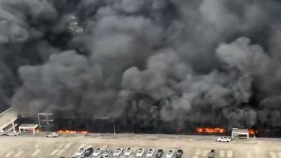 China: दुनिया की सबसे बड़ी EV Car कंपनी के गैराज में लगी आग, जल गईं सारी कारें! बैटरी में हुआ स्पार्क?- Video