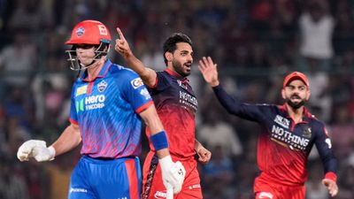 DC vs RCB: दिल्ली कैपिटल्स के नाम 19 सालों का सबसे शर्मनाक रिकॉर्ड, 16 गेंदों में हुआ काम तमाम 
