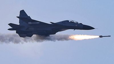 Defence News: Su-30 पर DRDO लगाएगा LRLACM मिसाइल, क्या है इसकी खासियत? कैसे करेगी एयरफोर्स की मदद