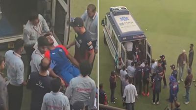 IPL 2026 के बीच Delhi Capitals का खिलाड़ी मैदान पर हुआ लहूलुहान! तुरंत ही एम्बुलेंस से ले जाया गया अस्पताल?