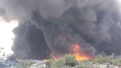 Ghaziabad: गाजियाबाद के इंदिरापुरम में लगी भीषण आग, झुग्गियों में मची अफरा-तफरी, दमकल की गाड़ियां मौके पर