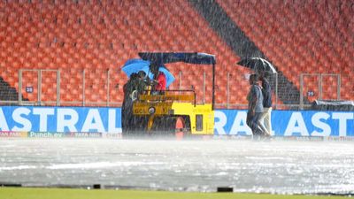 IPL 2026 GT vs MI: अहमदाबाद में आज मौसम बनेगा विलेन? मुंबई-गुजरात मैच की पिच और वेदर रिपोर्ट