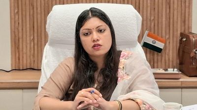 Medha Roopam कौन हैं? नोएडा DM ने मोर्चा संभाल कर शांत करवाया श्रमिक आंदोलन, ओवरटाइम पेमेंट फैसले से जीता दिल