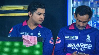 IPL 2026: डगआउट में फोन इस्तेमाल करना पड़ा भारी, राजस्थान रॉयल्स के मैनेजर को BCCI ने सुनाई सजा