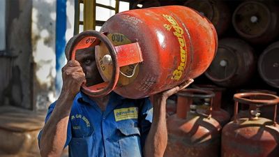LPG Price: 1 मई से महंगा हो जाएगा सिलेंडर? बदल रहा बुकिेंग का नियम! दिल्‍ली से लखनऊ तक क्‍या है ताजा रेट