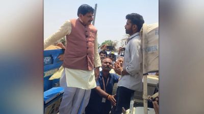 MP News: ट्रॉली पर चढ़कर किसानों से मिले सीएम मोहन यादव, उपार्जन केंद्रों का किया औचक निरीक्षण